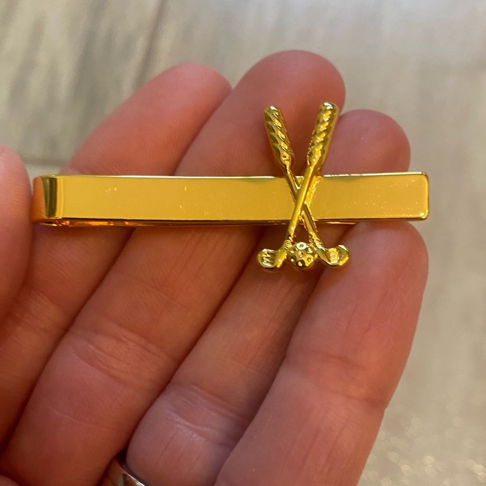 NWT Mignonne Gavigan Men’s Gold Tone Career Davis Golf Clubs Tie Bar, OS